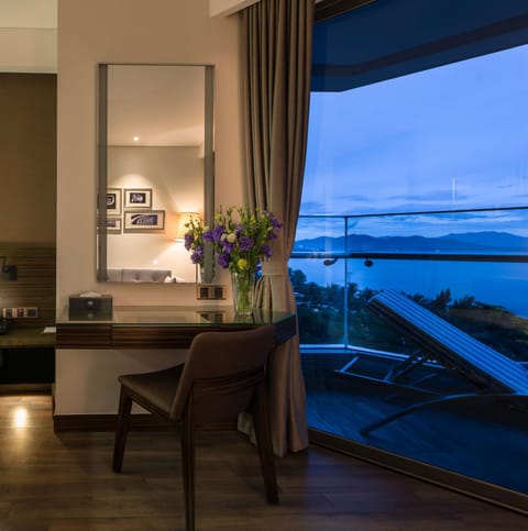 Executive King, Balcony, Ocean View  | Premium bedding, minibar, in-room safe, individually furnished