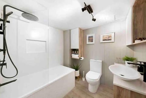 Deluxe Apartment | Bathroom | Shower, free toiletries, hair dryer, towels
