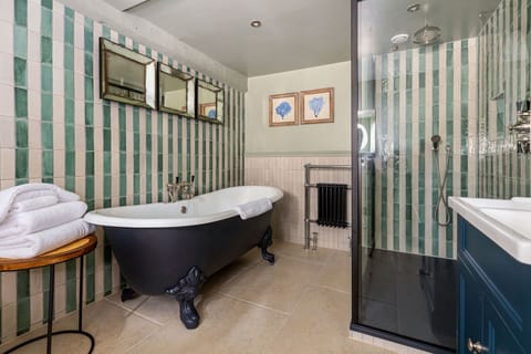 Deluxe Room | Bathroom | Free toiletries, hair dryer, towels