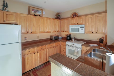 Fully equipped kitchen, with enough to cook holiday dinners.