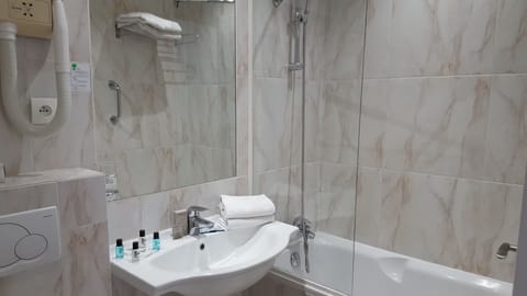 Combined shower/tub, free toiletries, hair dryer, towels