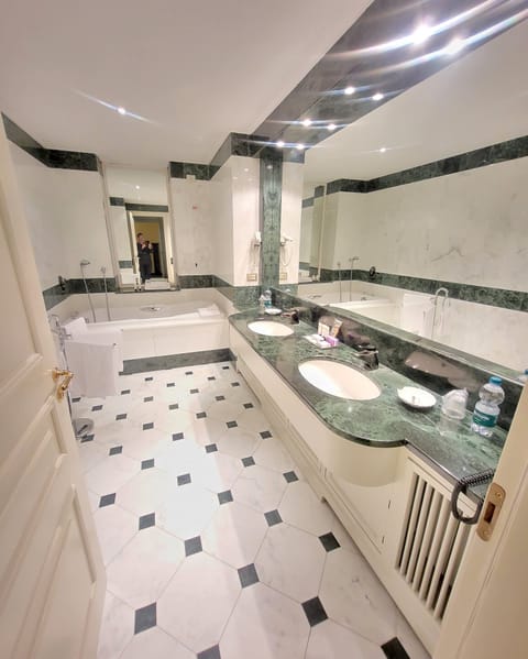 Presidential Suite | Bathroom | Combined shower/tub, deep soaking tub, rainfall showerhead