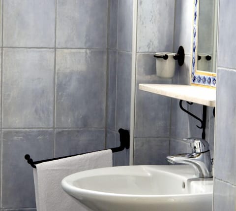 Traditional Double Room, Sea View | Bathroom sink