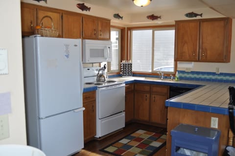 Fully outfitted kitchen- great for family breakfasts or dinners