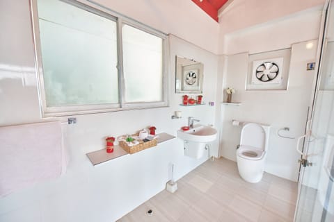 Honeymoon Suite, 1 King Bed, Mountain View, Mountainside | Bathroom | Shower, rainfall showerhead, free toiletries, hair dryer