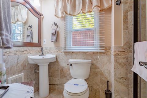 Queen Anne Suite  | Bathroom | Shower, free toiletries, hair dryer, towels