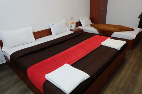 Club Triple Room | Desk, soundproofing, rollaway beds, free WiFi