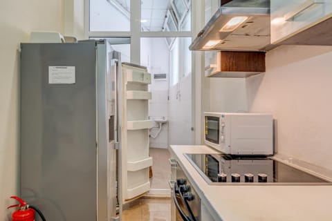 Full-size fridge, microwave, oven, stovetop