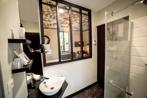 Double Room, 1 King Bed, Garden View | Bathroom | Rainfall showerhead, free toiletries, hair dryer, bathrobes