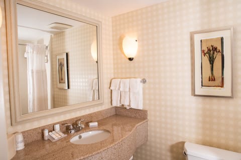 Two queen beds evolution room | Bathroom | Combined shower/tub, free toiletries, hair dryer, towels