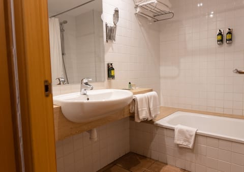 Bathtub, free toiletries, hair dryer, towels