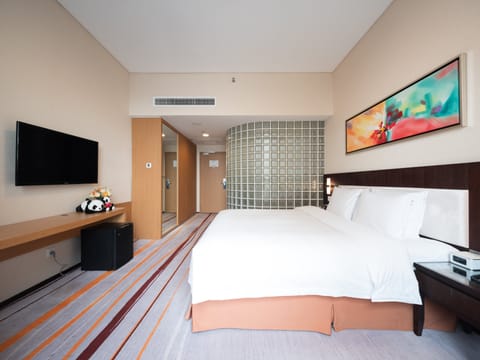 Standard Room, 1 King Bed (High Floor) | In-room safe, desk, laptop workspace, blackout drapes
