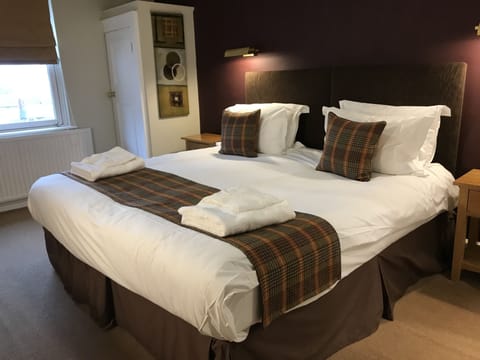 Superior Double Room, 1 King Bed | Iron/ironing board, free WiFi, bed sheets