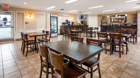 Free continental breakfast on weekdays