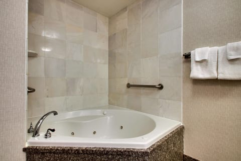 Combined shower/tub, free toiletries, hair dryer, towels