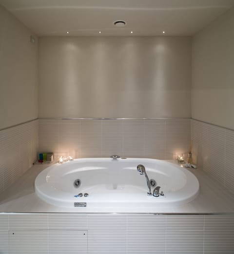 Suite, Terrace, Lake View (Jacuzzi) | Bathroom | Shower, rainfall showerhead, free toiletries, hair dryer