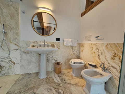 Suite con Idromassaggio | Bathroom | Free toiletries, hair dryer, slippers, bidet