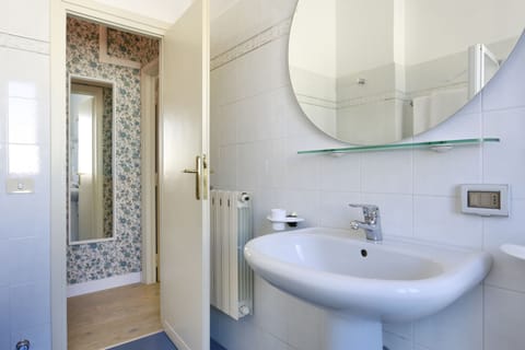 Double Room | Bathroom | Free toiletries, hair dryer, bidet, towels