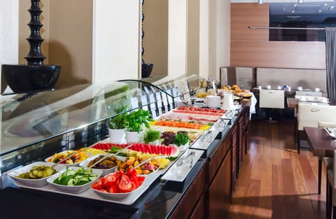 Daily buffet breakfast (PLN 75 per person)