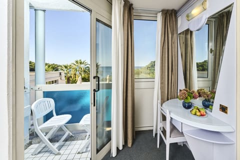 Classic room with balcony, Sea view | Desk, blackout drapes, free WiFi, bed sheets