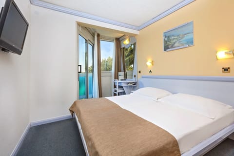 Desk, blackout drapes, free WiFi, bed sheets