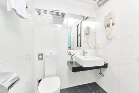 Economy room | Bathroom | Shower, free toiletries, hair dryer, towels