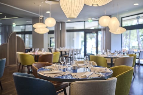 2 restaurants, lunch served