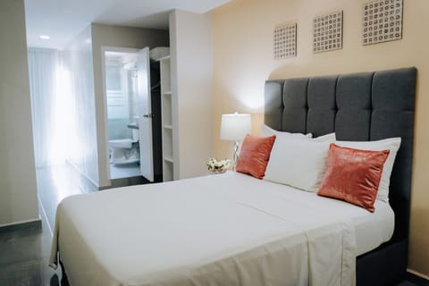 Deluxe Room, 1 Queen Bed, City View, Tower | Blackout drapes, iron/ironing board, free WiFi, bed sheets