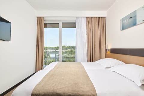 1 bedroom, minibar, desk, laptop workspace