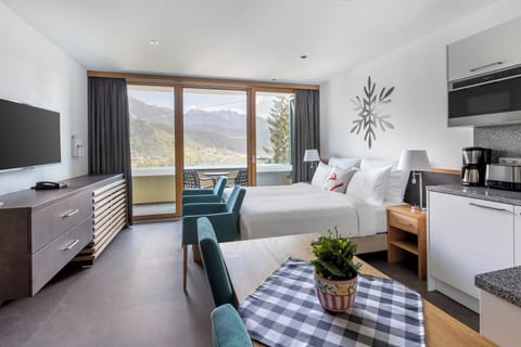 Studio Apartment | 2 bedrooms, hypo-allergenic bedding, in-room safe, iron/ironing board