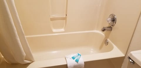 Combined shower/tub, free toiletries, hair dryer, towels