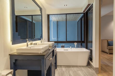 Deluxe Suite, 1 Bedroom | Bathroom | Shower, free toiletries, hair dryer, bathrobes