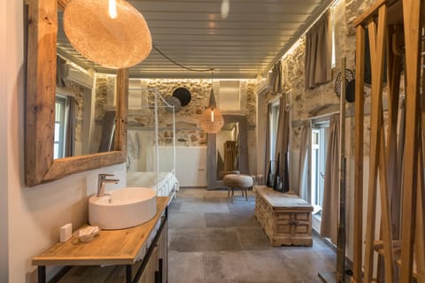 Villa (Daphne) | 2 bedrooms, in-room safe, individually decorated, individually furnished