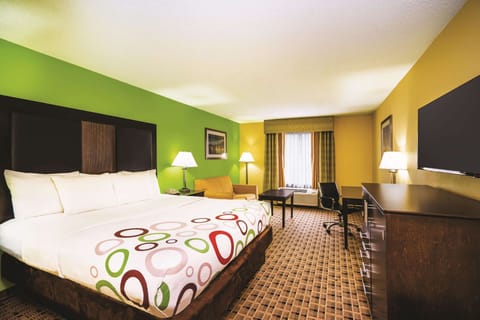 Deluxe Room, 1 King Bed, Non Smoking | In-room safe, desk, laptop workspace, blackout drapes