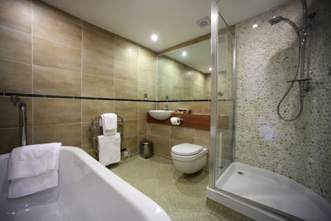 Family Room, Sea View | Bathroom | Combined shower/tub, free toiletries, hair dryer, towels