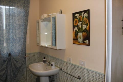 Triple Room (external private bathroom) | Bathroom | Shower, free toiletries, towels