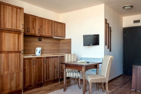 Family Studio, Pool Access | Private kitchenette | Fridge, microwave, electric kettle, cookware/dishes/utensils