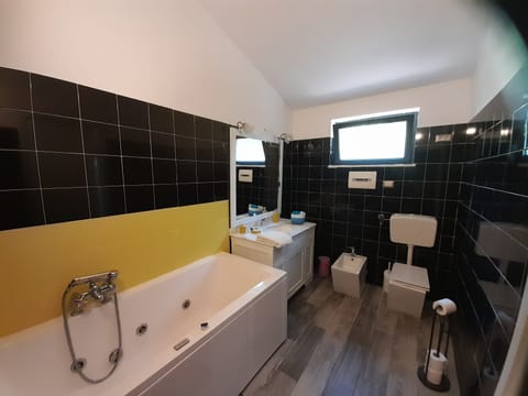Romantic Double Room | Bathroom | Free toiletries, hair dryer, towels, soap