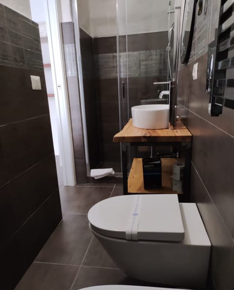 Economy Double Room | Bathroom | Shower, free toiletries, hair dryer, bidet