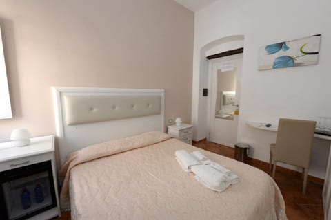 Double Room, Non Smoking, Balcony | Minibar, in-room safe, desk, soundproofing