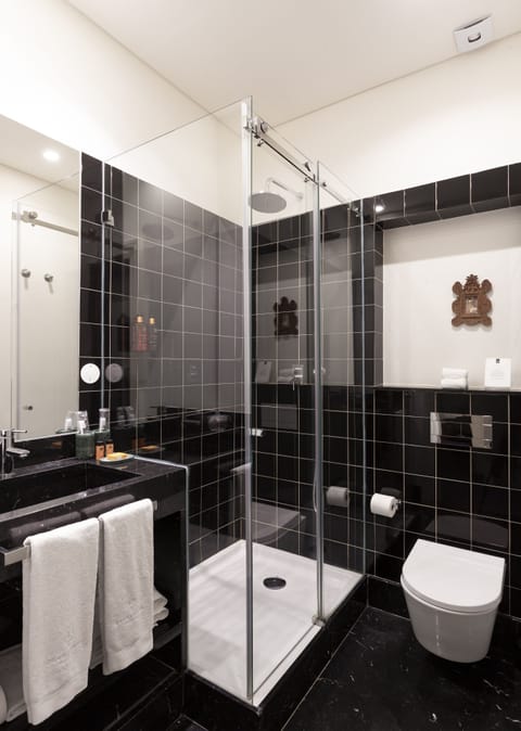 City Room | Bathroom | Shower, free toiletries, hair dryer, towels