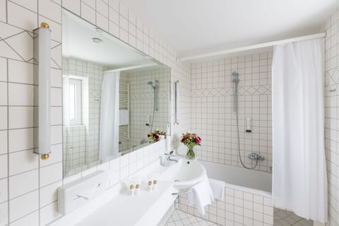 Superior Room | Bathroom | Combined shower/tub, free toiletries, hair dryer, towels