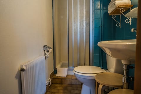 Double Room | Bathroom | Free toiletries, hair dryer, towels, soap