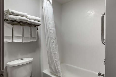 Combined shower/tub, hair dryer, towels