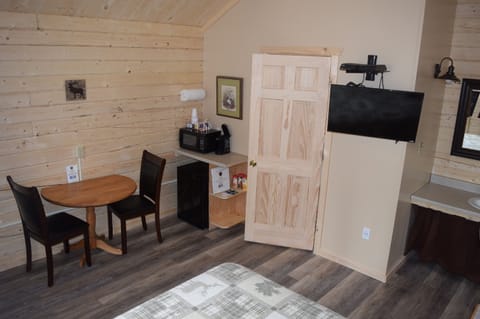 Deluxe Cabin, 1 Queen Bed | Iron/ironing board, free WiFi, bed sheets