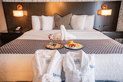 Suite, 1 King Bed (2-Room) | In-room dining