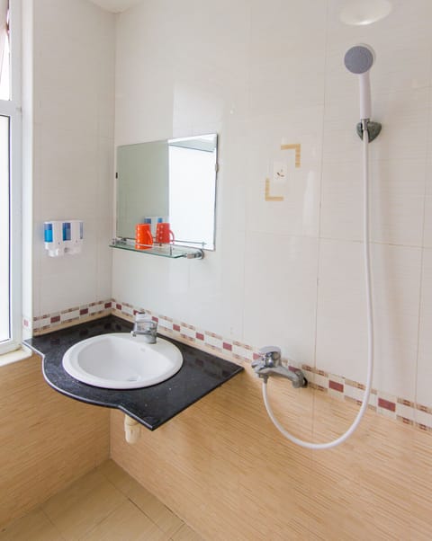 Deluxe Twin Ocean View Room | Bathroom | Shower, free toiletries, slippers, towels