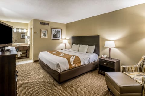 Standard Room, 1 King Bed, Non Smoking | Premium bedding, in-room safe, desk, laptop workspace