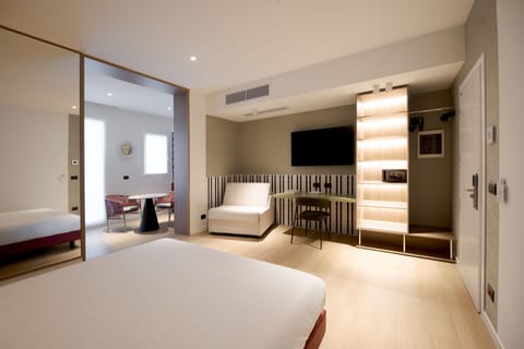 Family Suite, 1 King Bed, Kitchenette, Courtyard Area | Down comforters, memory foam beds, desk, laptop workspace