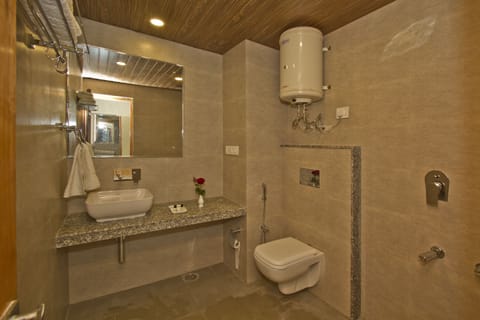 Premium Room Hill View with Balcony | Bathroom | Shower, free toiletries, towels